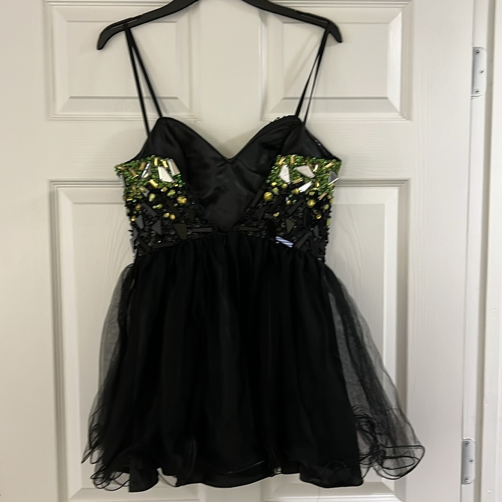 Short Black and Green Prom Dress with Elegant Design M - Picture 7 of 11